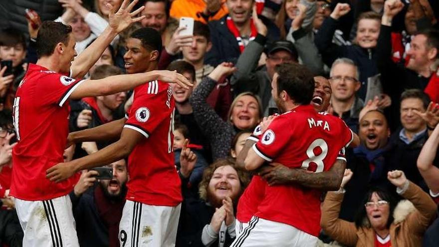 Los jugadores del United celebran uno de los goles. // Reuters