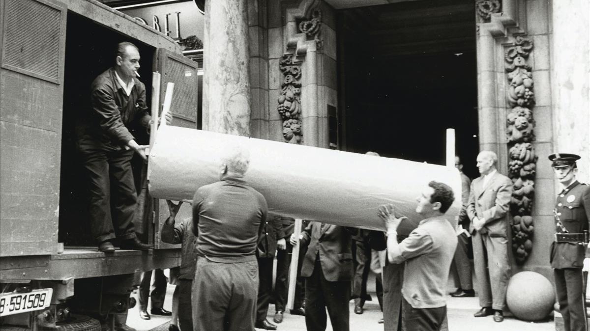 Técnicos de los museos de Barcelona cargan en un camión las obras guardadas en el piso familiar de Picasso en el paseo de Gràcia y donadas por el genio a la ciudad , en mayo de 1970. 