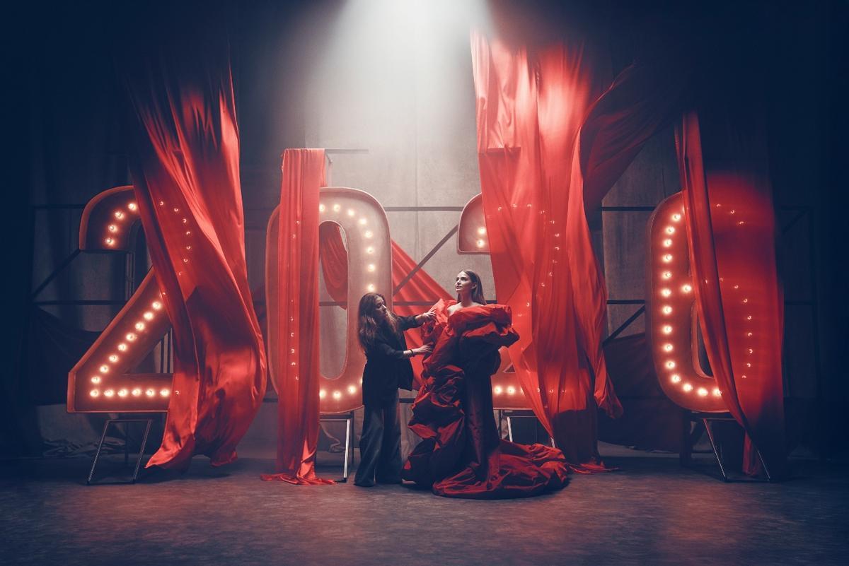 La diseñadora Yolanda Pérez le da los últimos toques a su 'look' rojo de Fin de Año para Laura Escanes.
