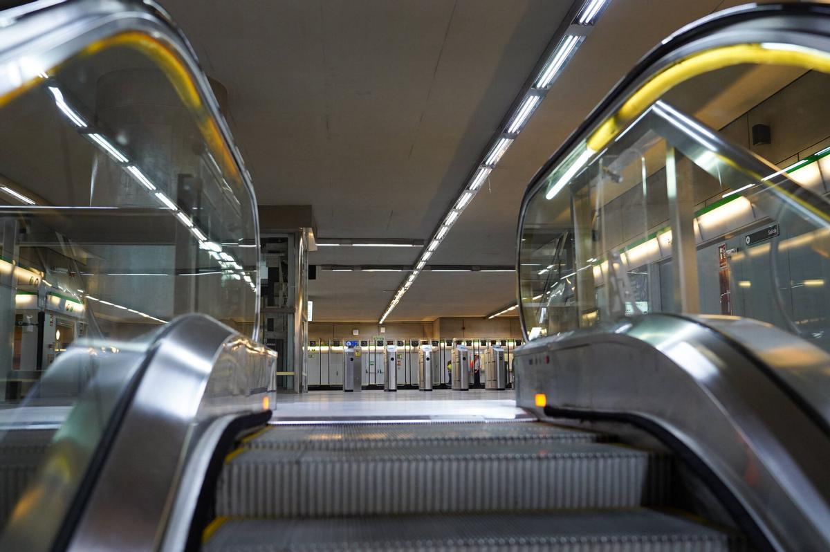 Tornos de acceso de la estación de Metro de Puerta de Jerez en Sevilla