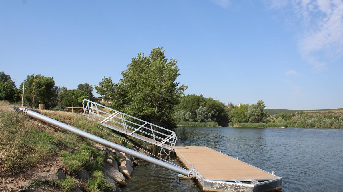 Pantalán en el río Duero.