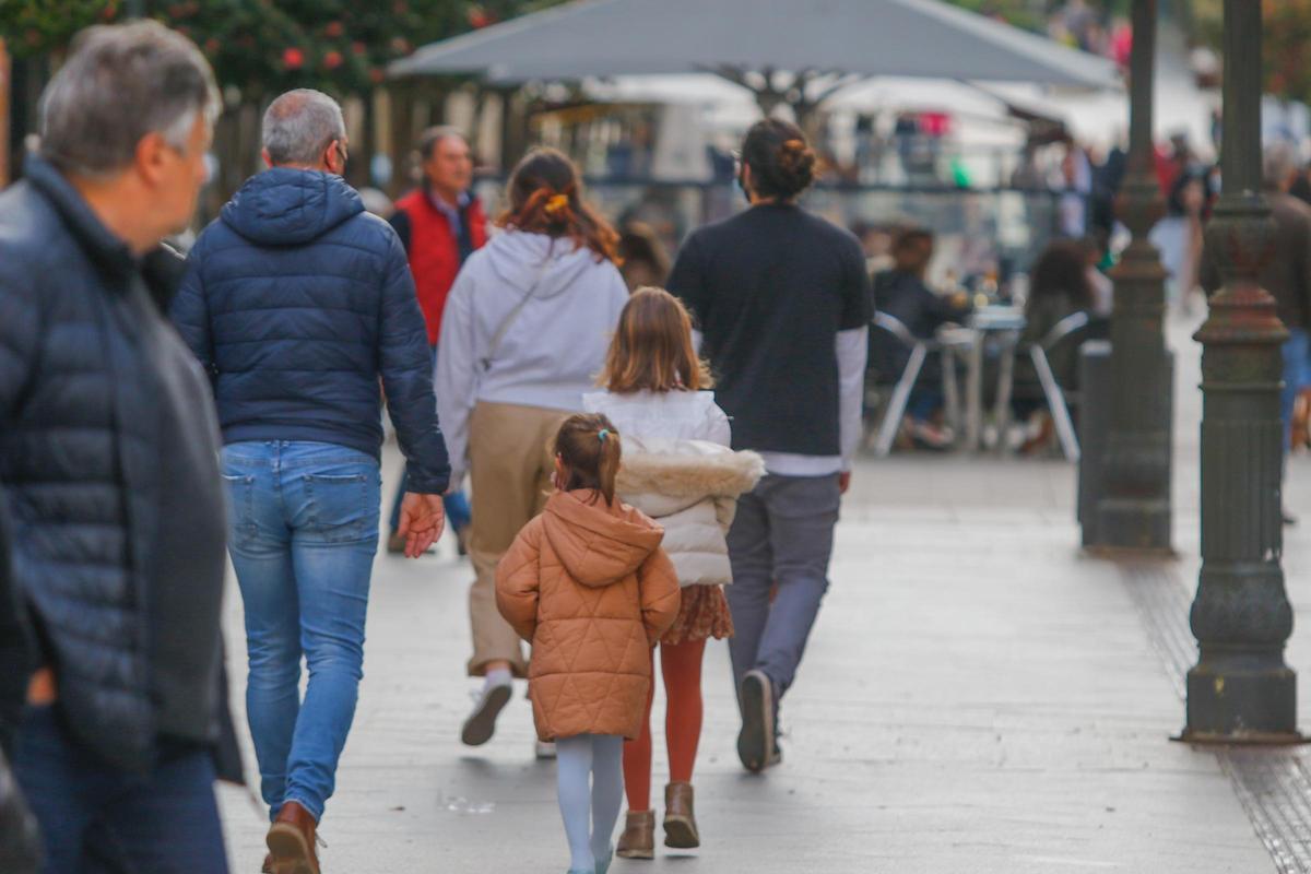 Un grupo de personas, en el centro de Vilagarcía.