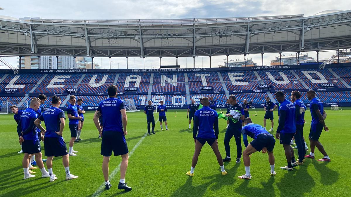 Los jugadores del Levante, en el último entrenamiento previo al partido contra el Racing de Santander