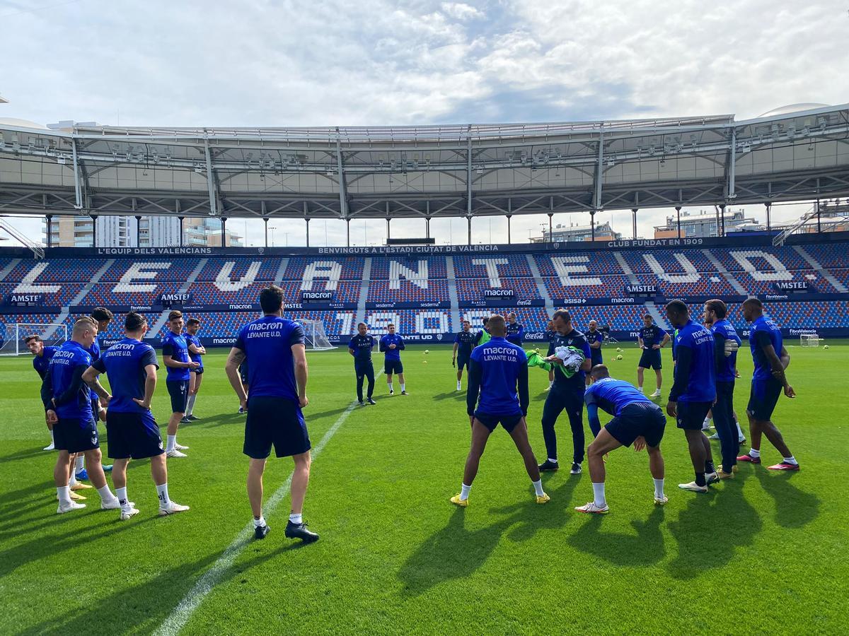 Los jugadores del Levante, en el último entrenamiento previo al partido contra el Racing de Santander