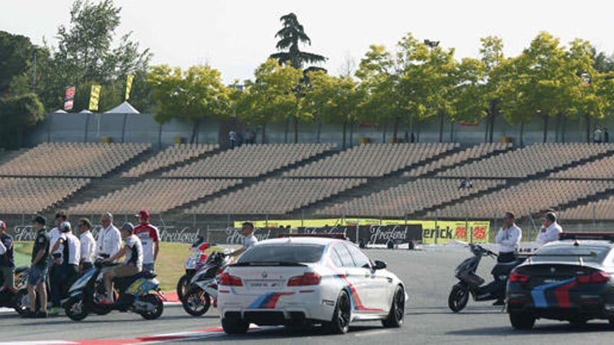 Miembros de Dorna y pilotos observan el lugar del accidente