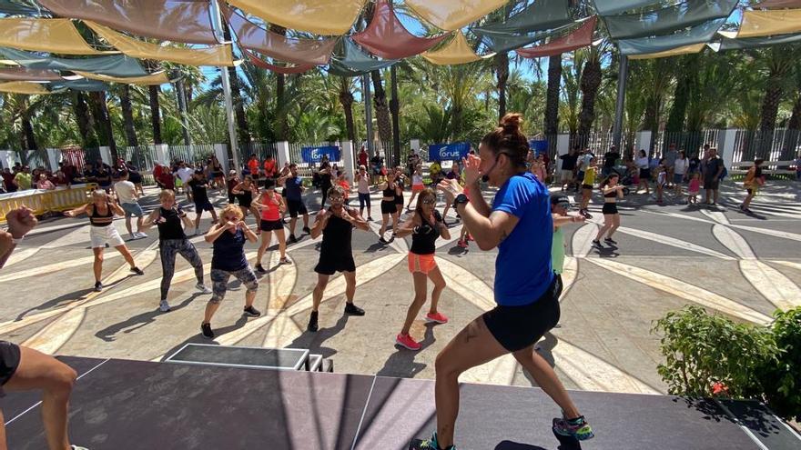 Una clase de bodycombat durante la celebración del día del deporte en Elche este 11 de junio