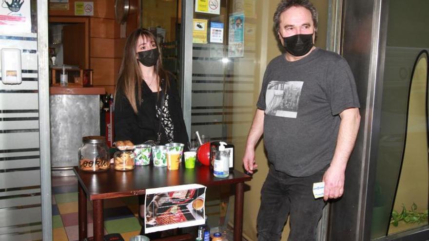El hostelero José Alonso, del Bar Béker, y su hija Alba, atendiendo con una mesa a los clientes.   | // I. OSORIO