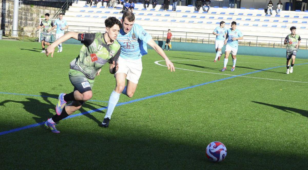 Una acción del partido Moaña-Atlético Arnoia.