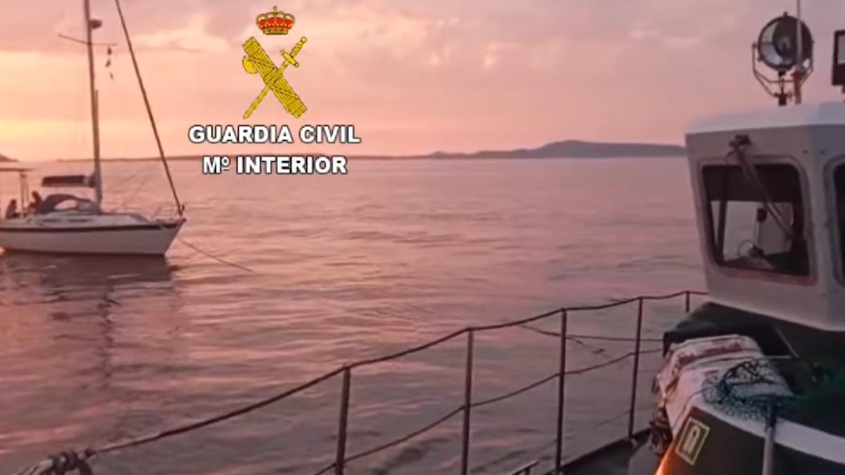 Momento del rescate del velero.