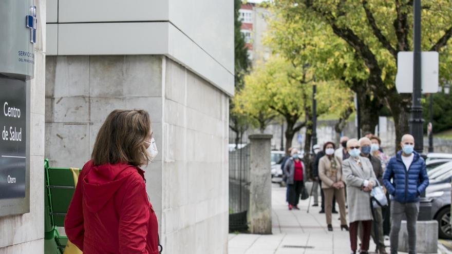 Colas en un centro de salud en Oviedo