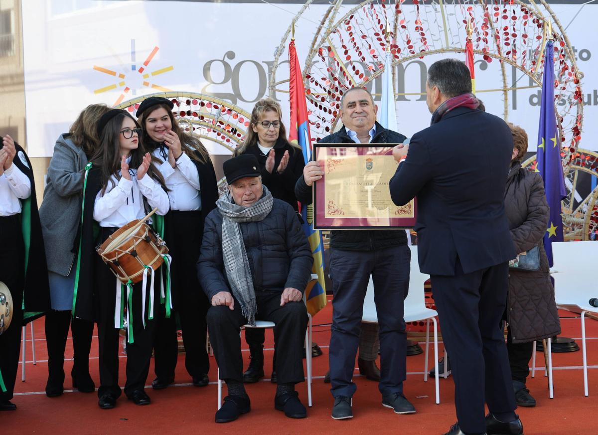 Actuaciones de rondallas y entrega de distinciones a rondalleiros mayores