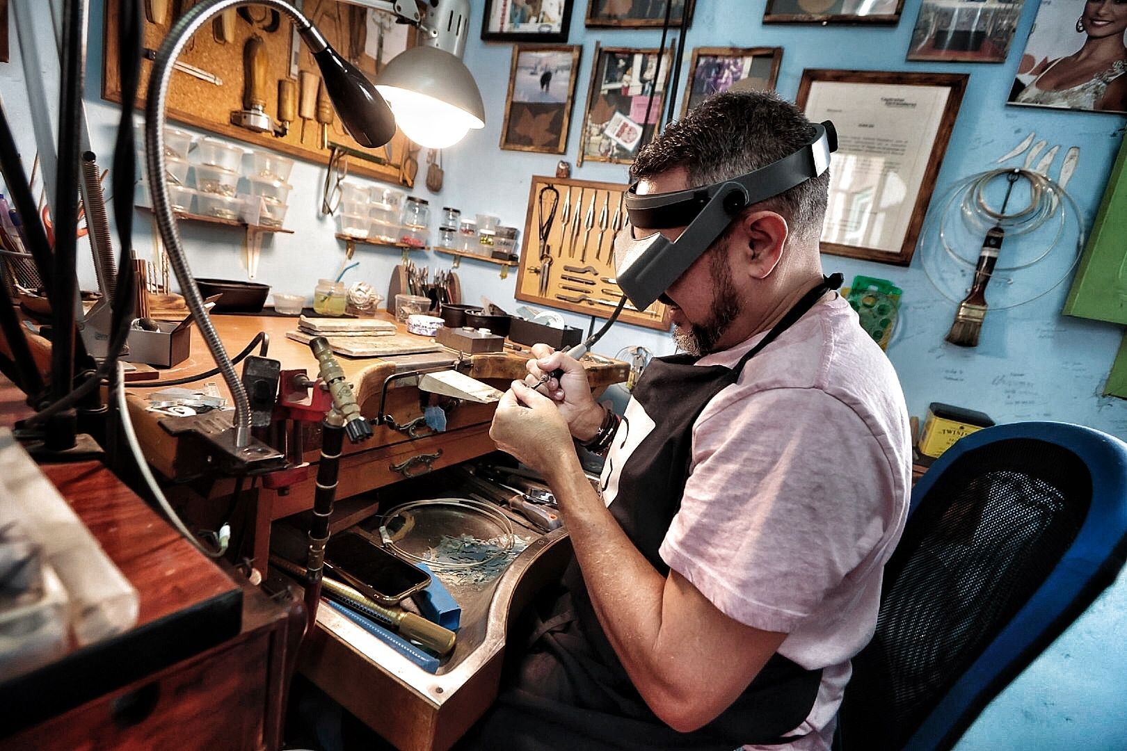 Juan Gil, artesano joyero que ha diseñado el cetro de la Reina del Carnaval