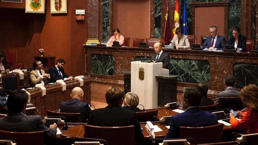 El consejero de Hacienda, Andrés Carrillo, defiende el techo de gasto ante el pleno de la Asamblea Regional.