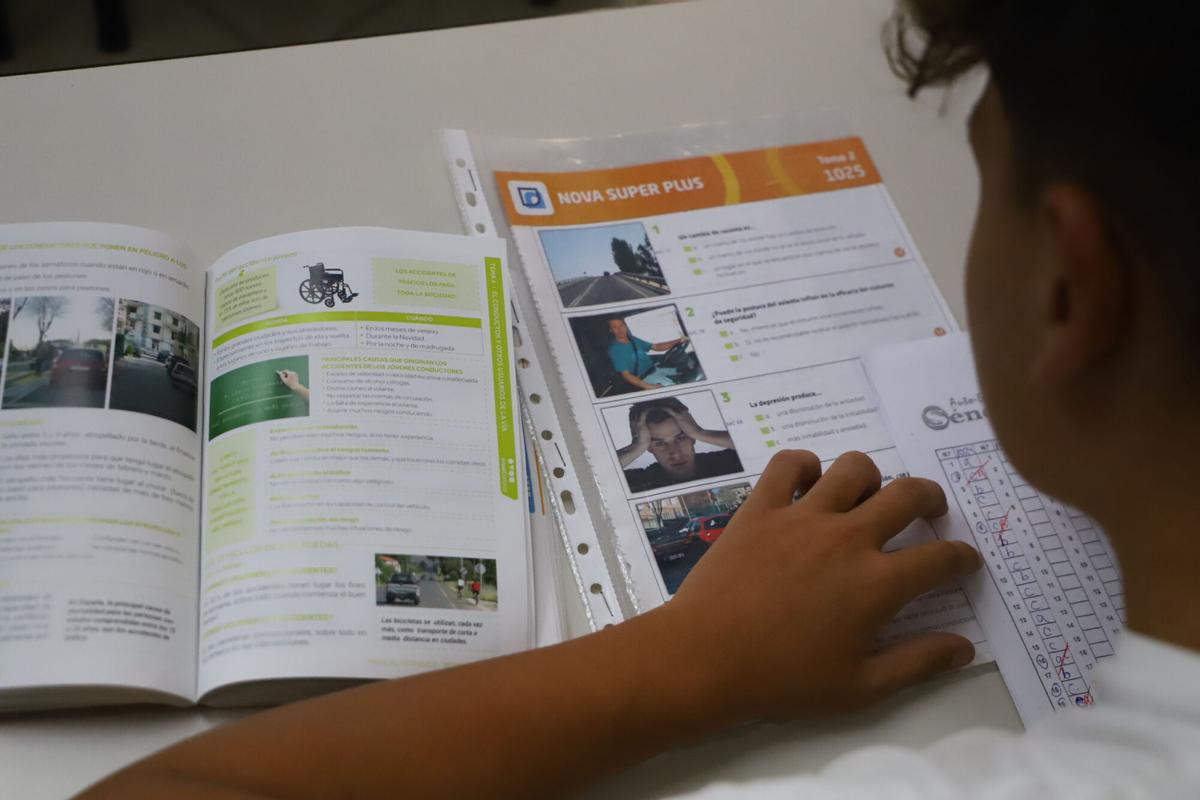 Un joven se prepara para el examen teórico de coche.