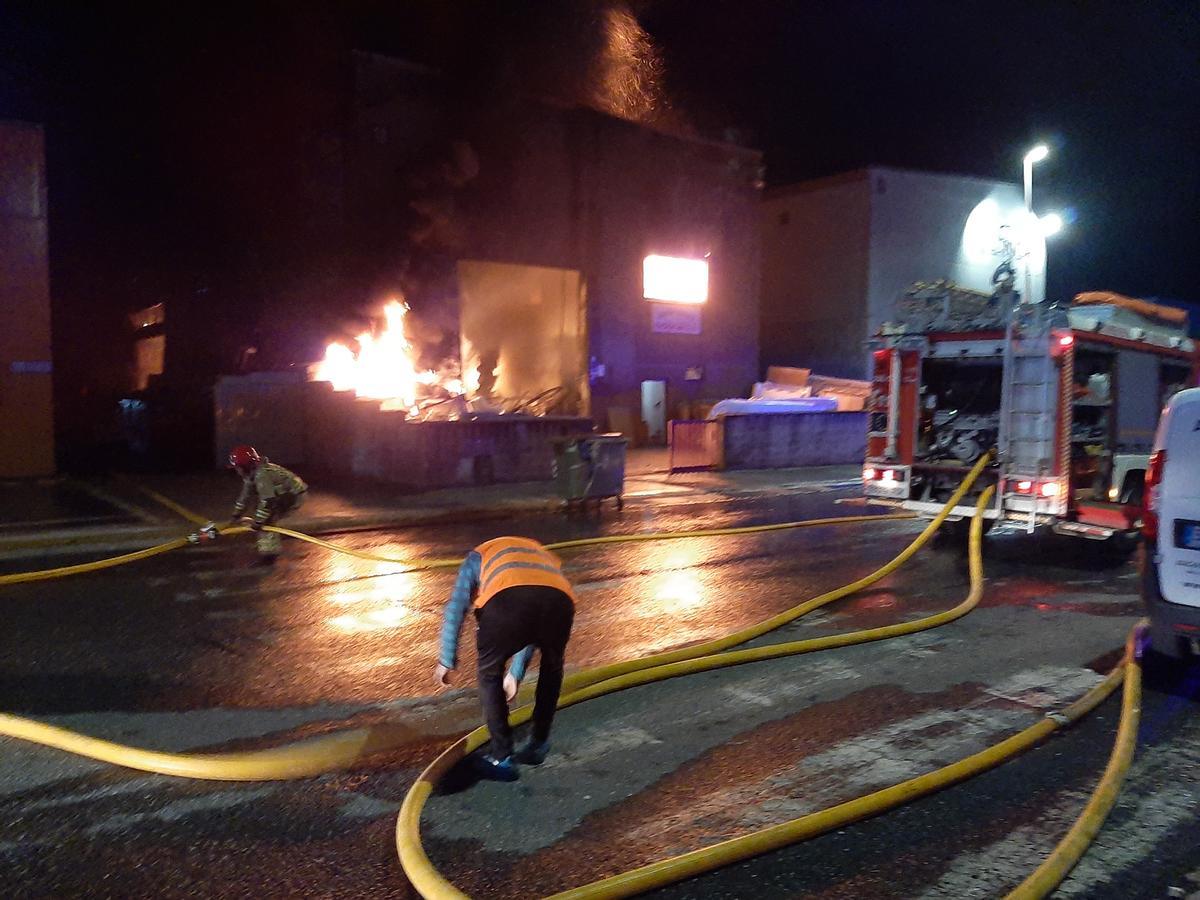 Imagen del incendio en empresa Poliésteres Sobral, en el polígono de Castiñeiras, en Bueu, el 10 de mayo de 2022.