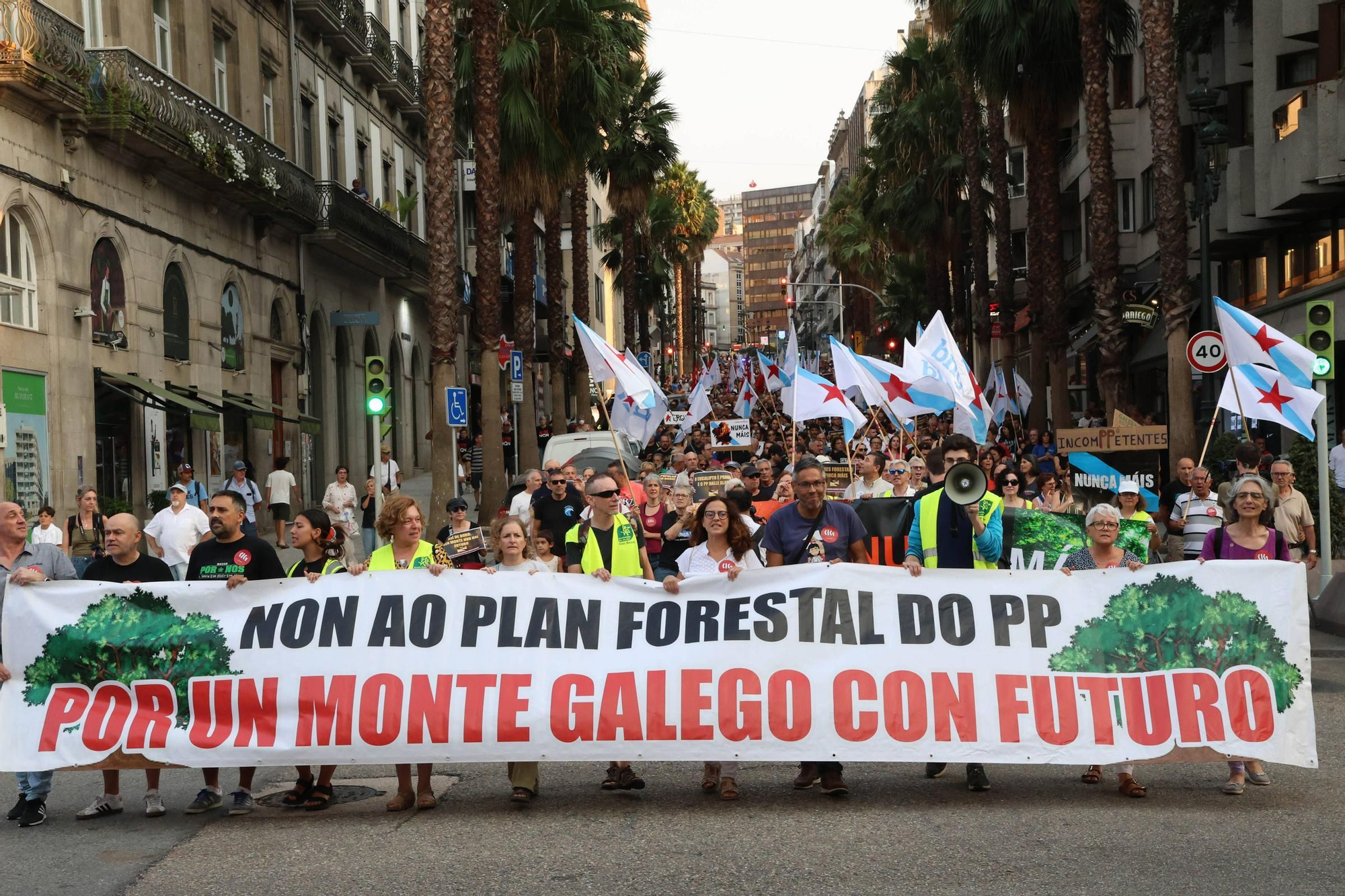 Cientos de personas salen a la calle en Vigo a protestar por la gestión de los incendios... bajo la ceniza