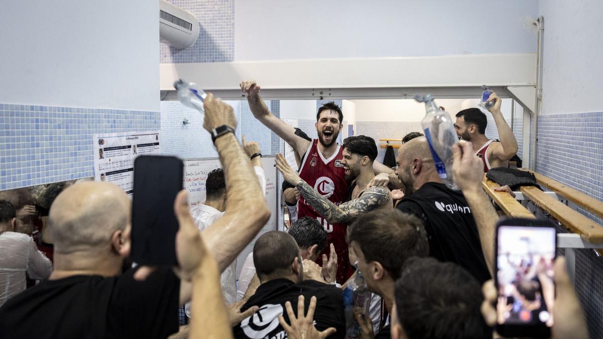 Los jugadores y el cuerpo técnico del Casademont celebran la permanencia en el vestuario del Pazo.