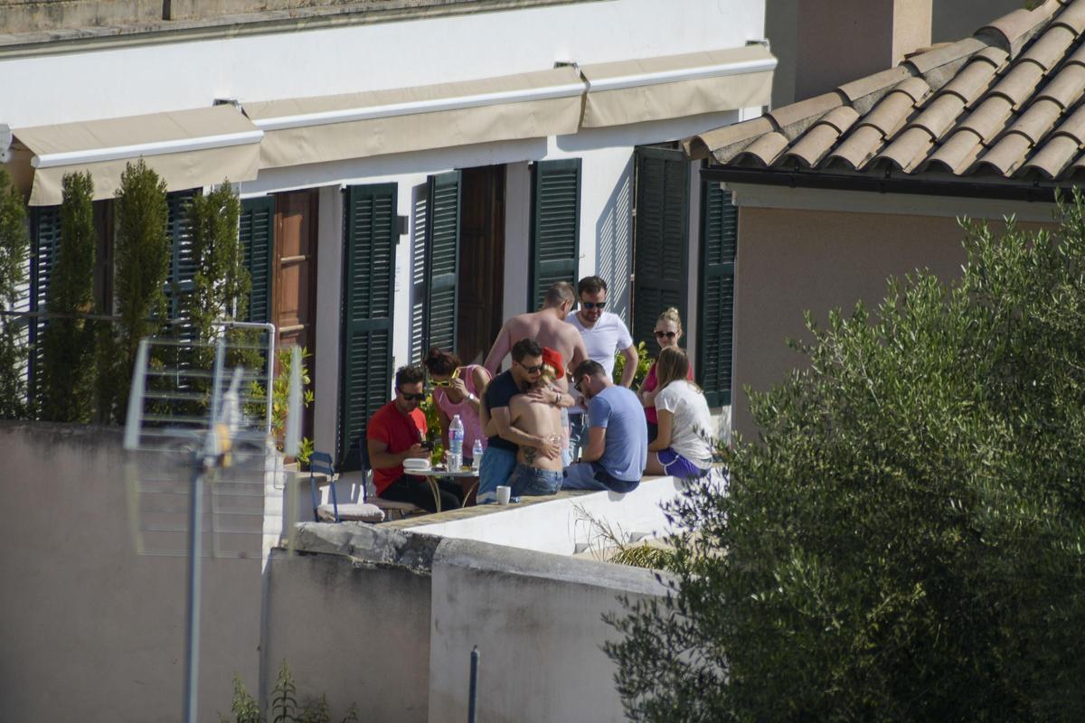 Turistas en una vivienda vacacional en Palma.