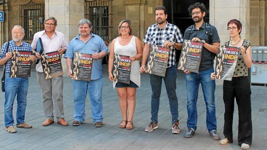 Representants de l&#039;Ajuntament de Manresa, Òmnium i l&#039;ANC amb el cartell de la Marxa de Torxes, ahir