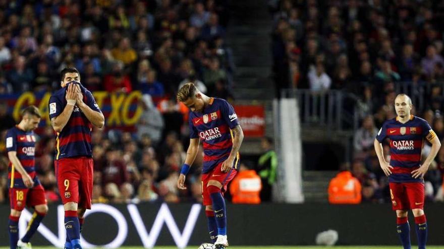Jordi Alba, Luis Suárez, Neymar e Iniesta se lamentan del segundo gol del Valencia, anotado por el excéltico Santi Mina. // Quique García