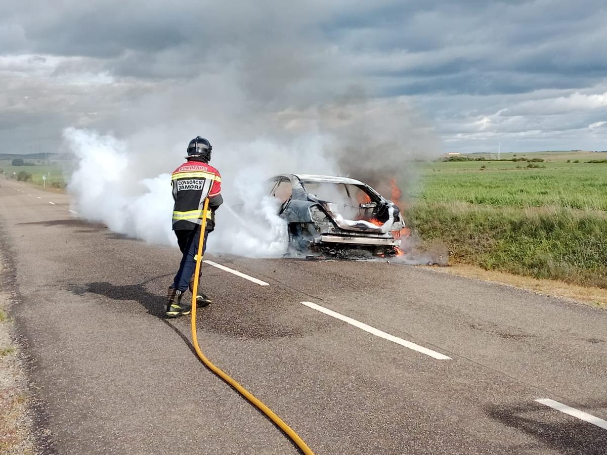Estado del vehículo a la llegada de los bomberos del Consorcio.