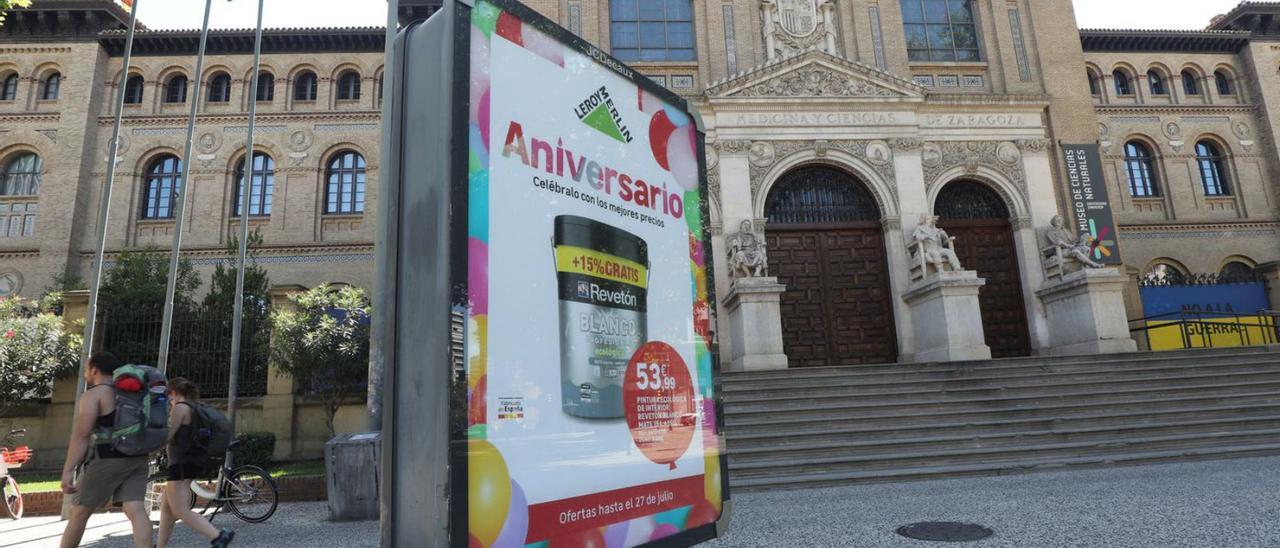 Mupi publicitario que explota JCDecaux junto a la entrada del edificio Paraninfo, en Zaragoza. | ÁNGEL DE CASTRO