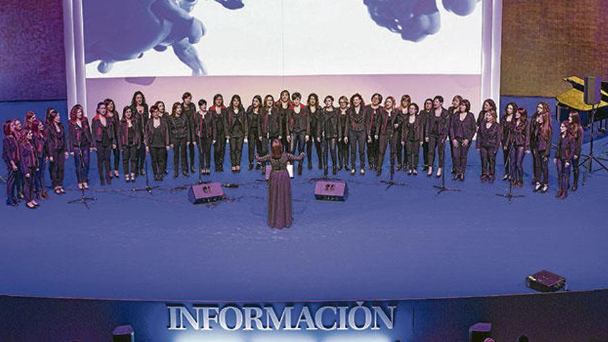 Cerca de medio centenar de mujeres de entre 18 y 70 años integran el coro CCPink que el jueves actuó como broche final de la gala de Importantes de INFORMACIÓN.