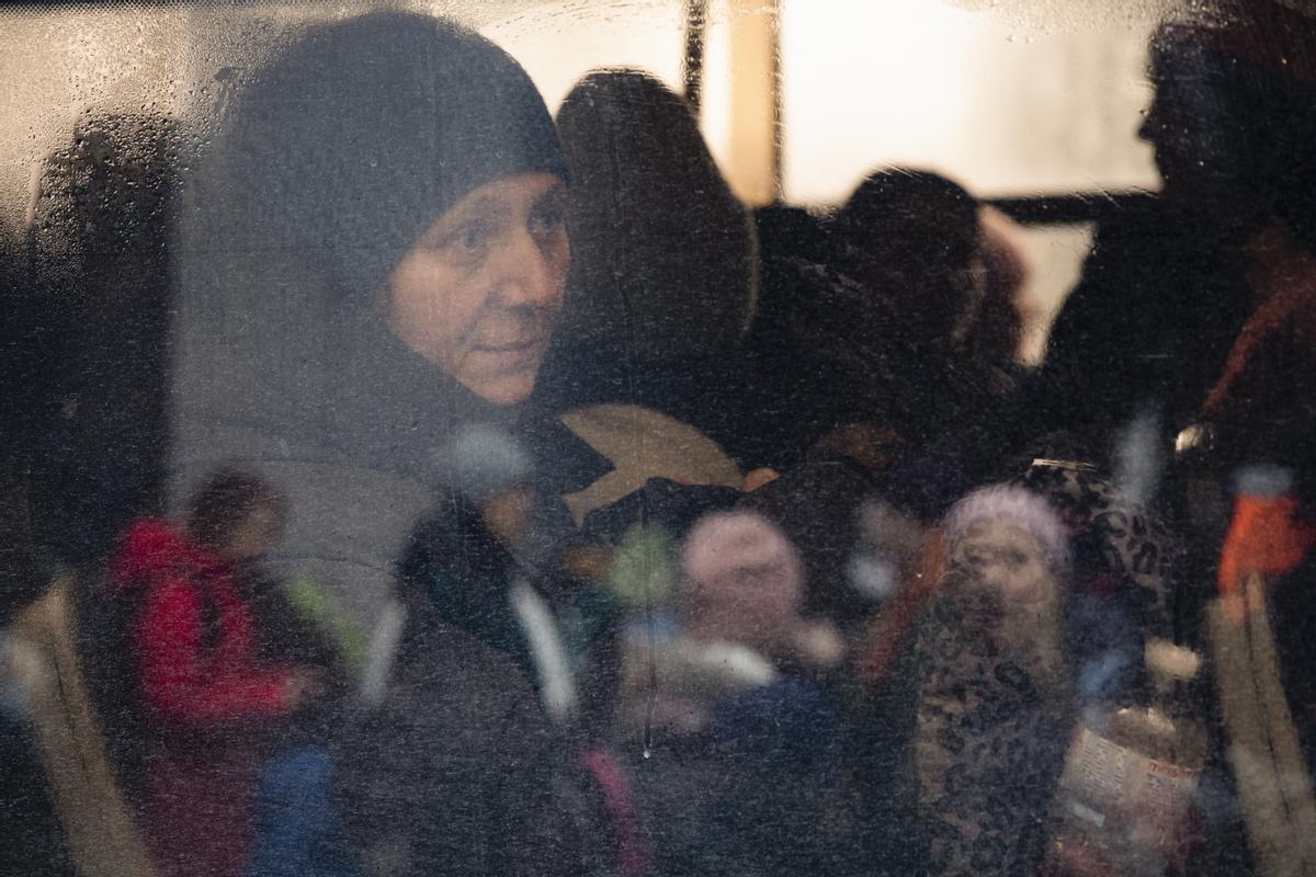 Una mujer dentro de un autobús, durante la evacuación de civiles en Kiev.