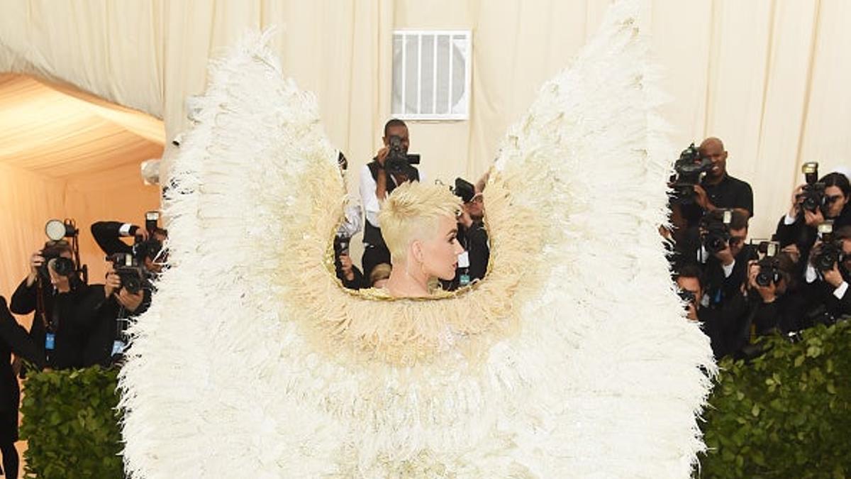 Katy Perry y sus alas de espaldas en la Gala Met