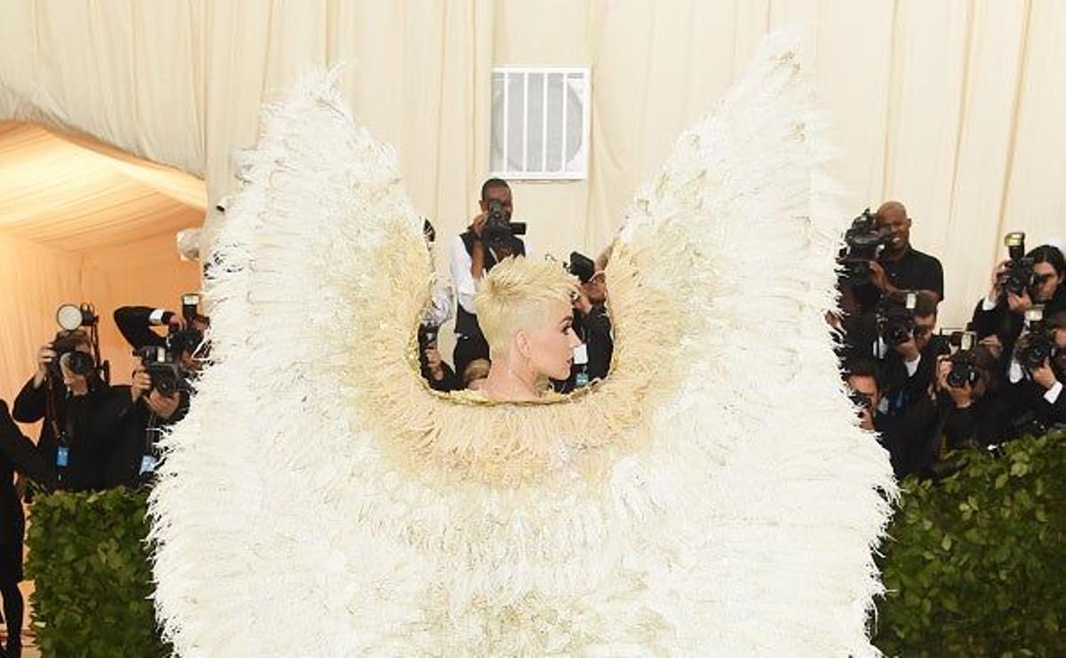 Katy Perry y sus alas de espaldas en la Gala Met
