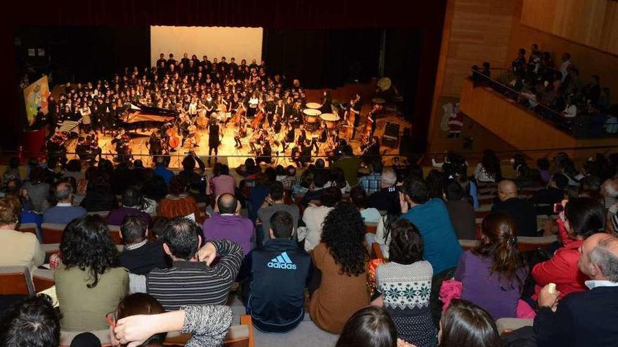 Concierto de Navidad de alumnos del Conservatorio de Cangas, en el Auditorio. // Gonzalo Núñez