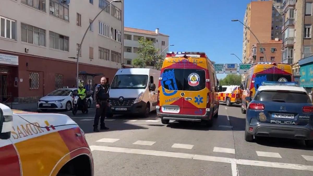 Una ambulancia del Samur traslada a la mujer apuñalada en el metro de Alto de Extremadura.