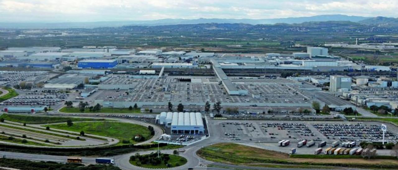 Panorámica con la planta de Ford en 
primer plano y las 
industrias auxiliares de fondo. | EMV