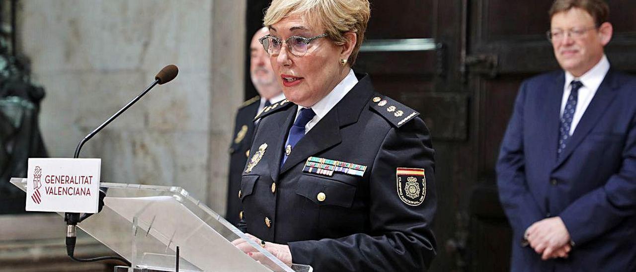 La comisaria Marisol Conde jura el cargo en presencia de Ximo Puig y del jefe de Policía, J. Zurita.