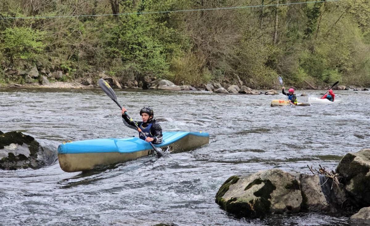 Varios piragüistas, en pleno descenso. | FOTO CEDIDA A LNE