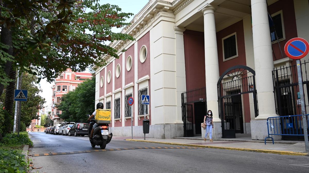 Bandas reductoras instaladas en la avenida de Huelva, junto al instituto San Fernando.