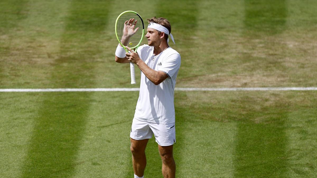 Davidovich saluda al público de Londres tras alcanzar la tercera ronda de Wimbledon.