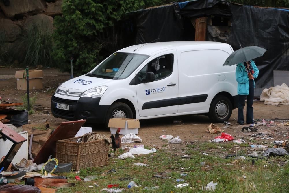 El Ayuntamiento de Oviedo desaloja las chabolas de La Malata