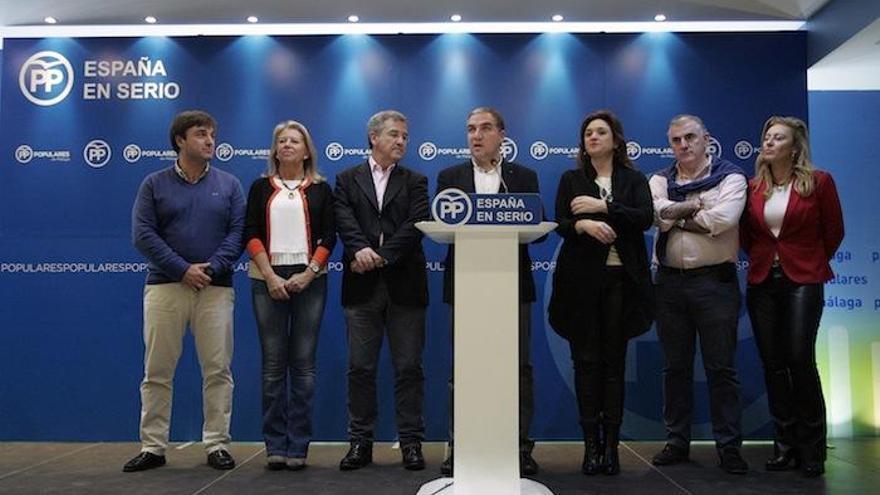 Bendodo compareció anoche con otros responsables del PP para valorar los resultados.