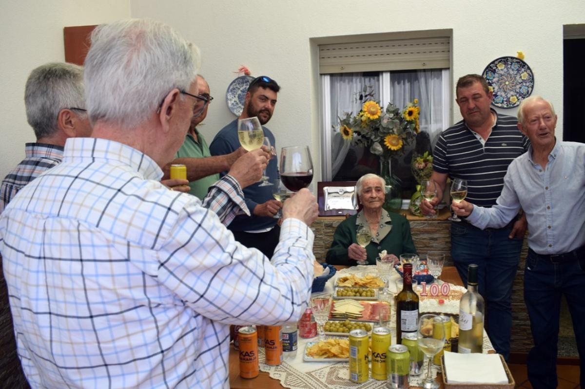 La fiesta de cumpleaños que organizó el Concello de Valga a Manuela Coira Cordo, esta mañana.