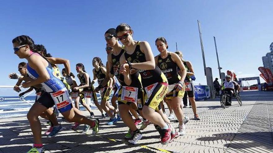 Primeros compases de la prueba femenina del duatlón castrillonense.