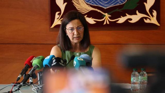 La alcaldesa de Betanzos, María Barral, en una comparecencia. |  LOC