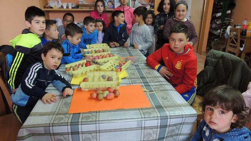 Foto de grupo de los pequeños con sus huevos de Pascua.