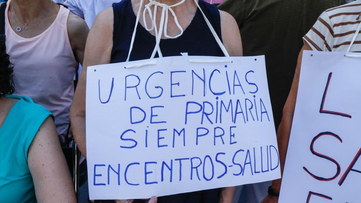 Protesta de SOS Sanidad Pública a las puertas del Miguel Seret.