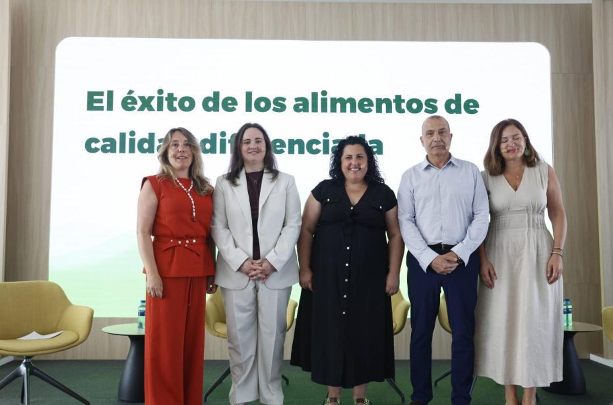Por la izquierda, Mónica Fernández, Elena Gómez, Graciela Valle, Jorge García, y María Begoña López, ayer, antes de su mesa redonda.  | ÁNGEL GONZÁLEZ