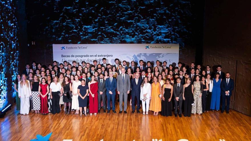 Dos asturianas ganan la beca de la Fundación la Caixa para investigar en el extranjero: fueron recibidas por el Rey Felipe VI