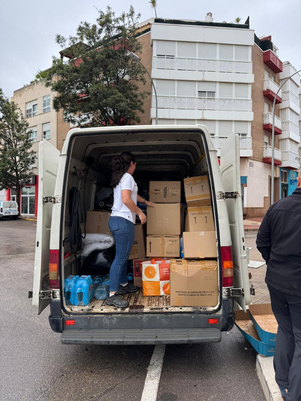 La Corretgera carga en Benicàssim una furgoneta con donaciones.