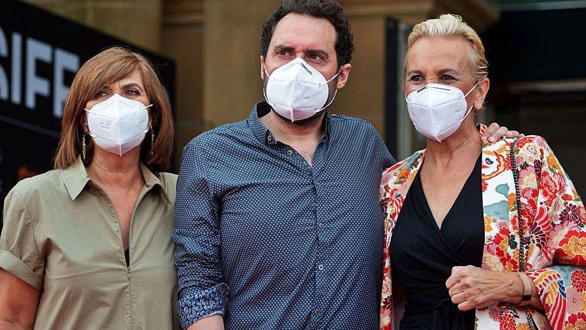 Ana Gabarain, Aitor Gabilondo y Elena Irureta, en San Sebastián.