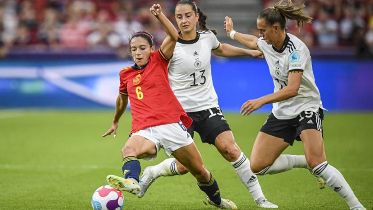 Aitana, en una acción del partido