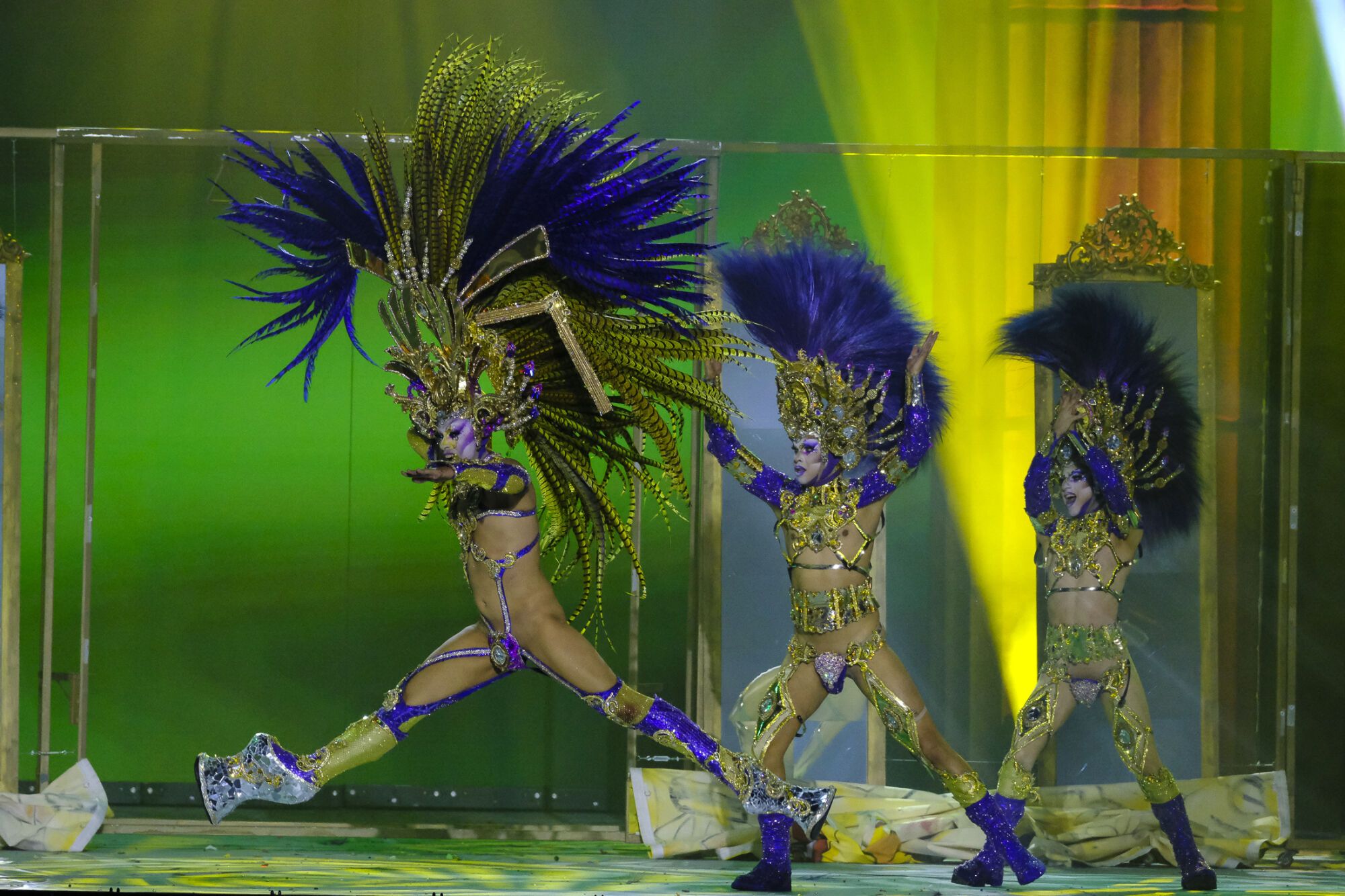 13. Drag Armek (Pedro Llomar Miranda González) Con el patrocinio de Salón Belleza Jared Pascual y con un diseño de Nancy Henríquez González presenta el espectáculo La belleza de lo oculto.